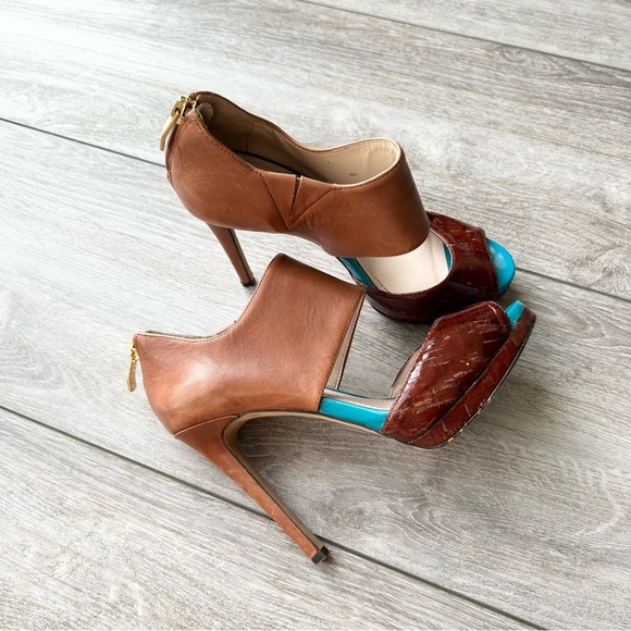 VINCE CAMUTO CANADAY TWO BAND HIGH HEEL PLATFORM SANDAL - Picture 2 of 15